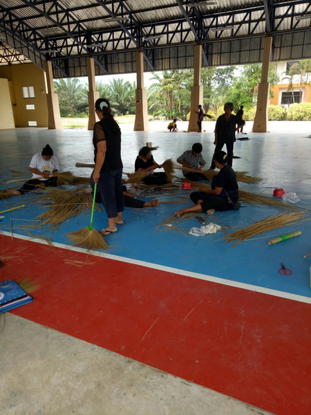 โครงการส่งเสริมอาชีพผูกไม้กวาดดอกอ้อ ประจำปีงบประมาณ 2560